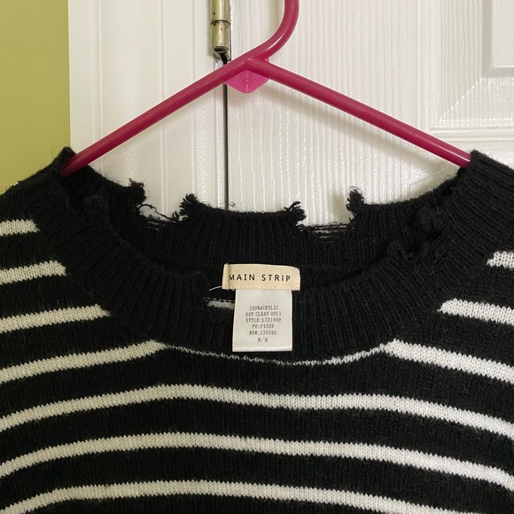 Oversized Distressed Sweater - Picture 3 of 3